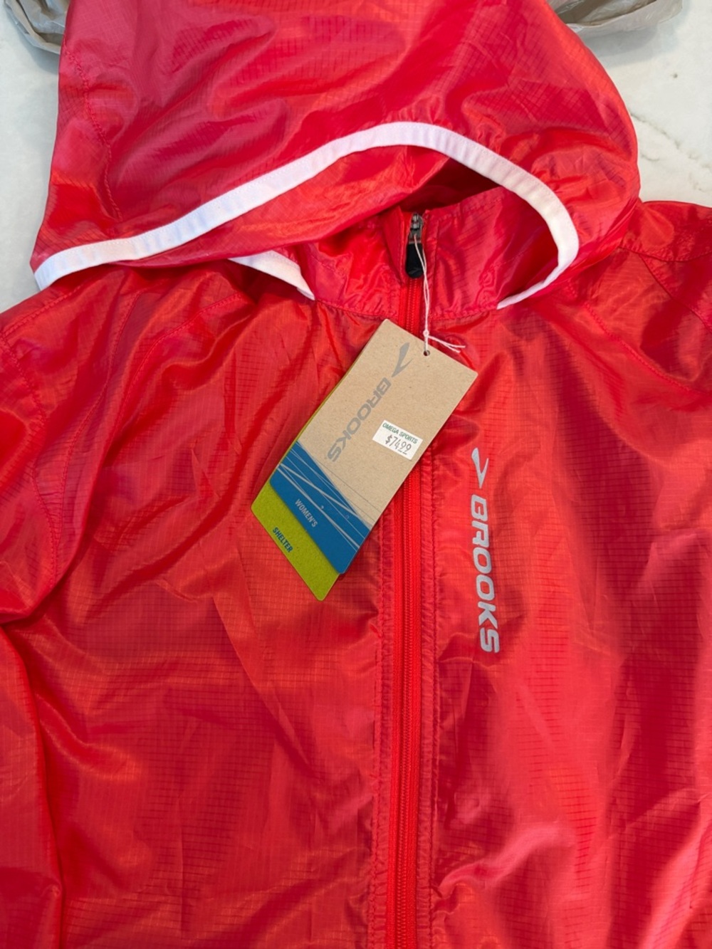 Brooks Women’s Medium LSD Light Wind and Rain Jacket with Hood - Winter Poppy - Picture 4 of 11